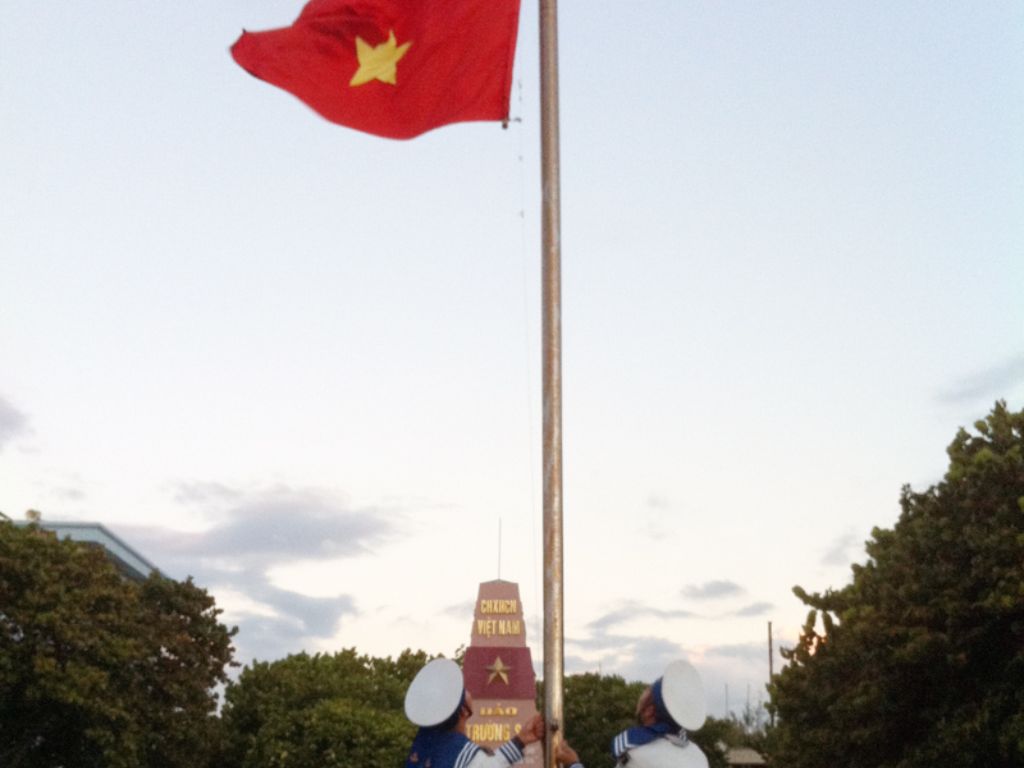 Bạn cần chú ý đến vị trí đặt cờ sao cho trang trọng nhất