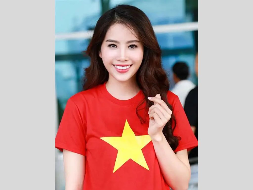 Một chiếc áo cờ đỏ sao vàng sẽ trông đẹp