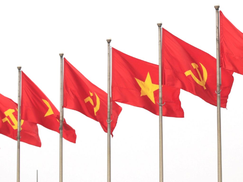 Màu sắc chủ đạo của cờ búa liềm Việt Nam cũng là những gam màu đỏ