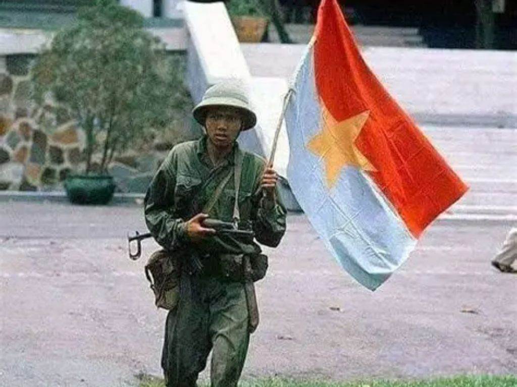 Lá cờ giải phóng miền Nam Việt Nam có hai màu đỏ - xanh