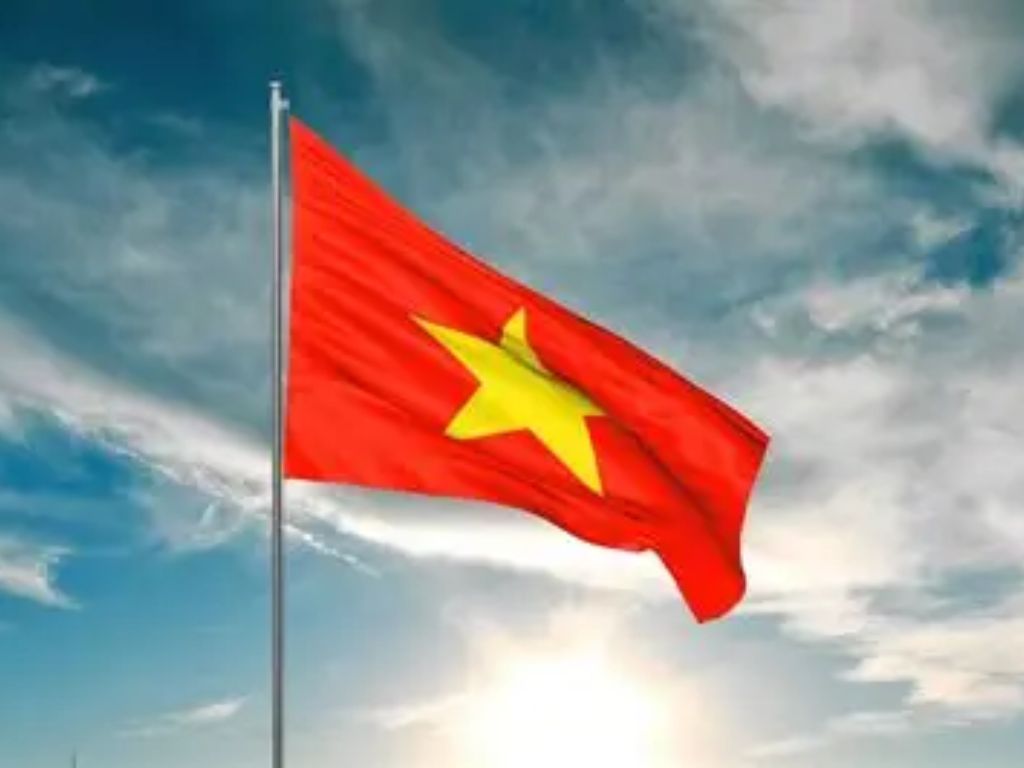 Một lá cờ Việt Nam bay trong gió lớn sẽ chịu áp lực liên tục ở các cạnh
