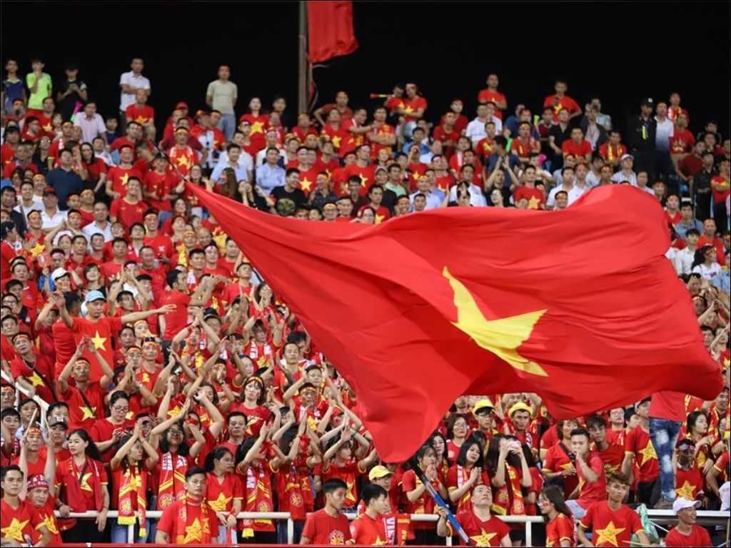 Bạn hãy luôn đặt logo ở vị trí trang trọng như trên ngực