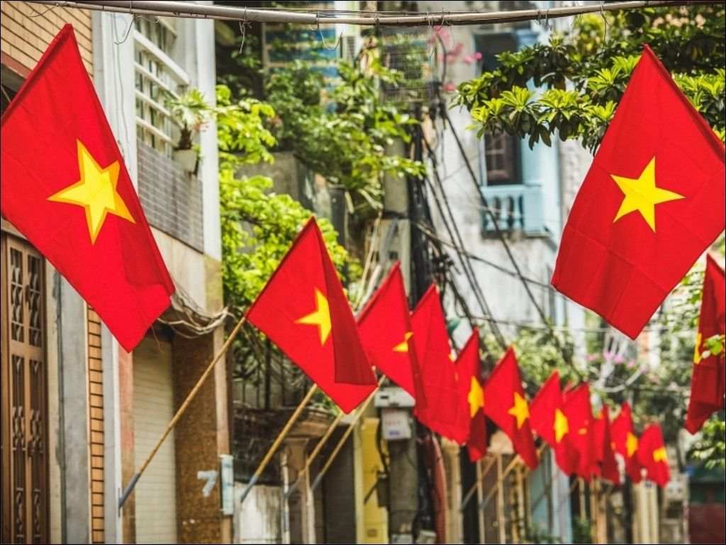 Một rừng cờ Việt Nam tung bay thể hiện sức mạnh của khối đại đoàn kết