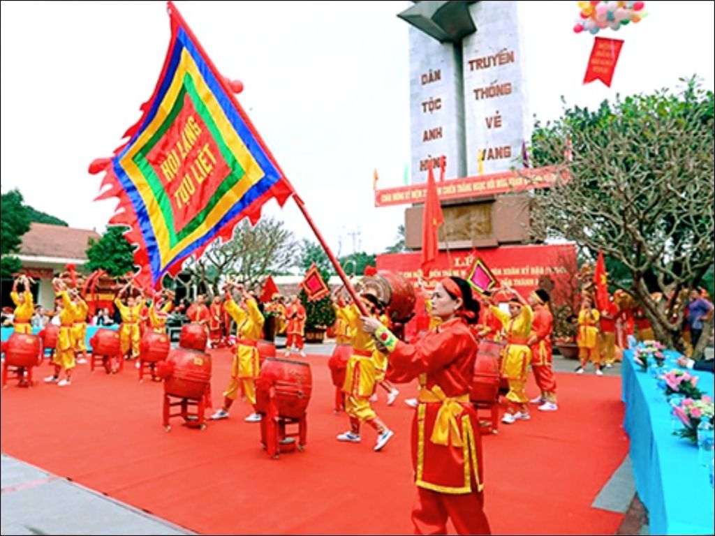 Lá cờ này thường có nền đỏ, viền vàng hoặc xanh