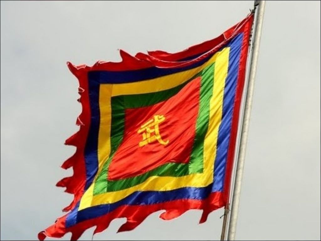 Cờ Ngũ Sắc là một hình ảnh quen thuộc