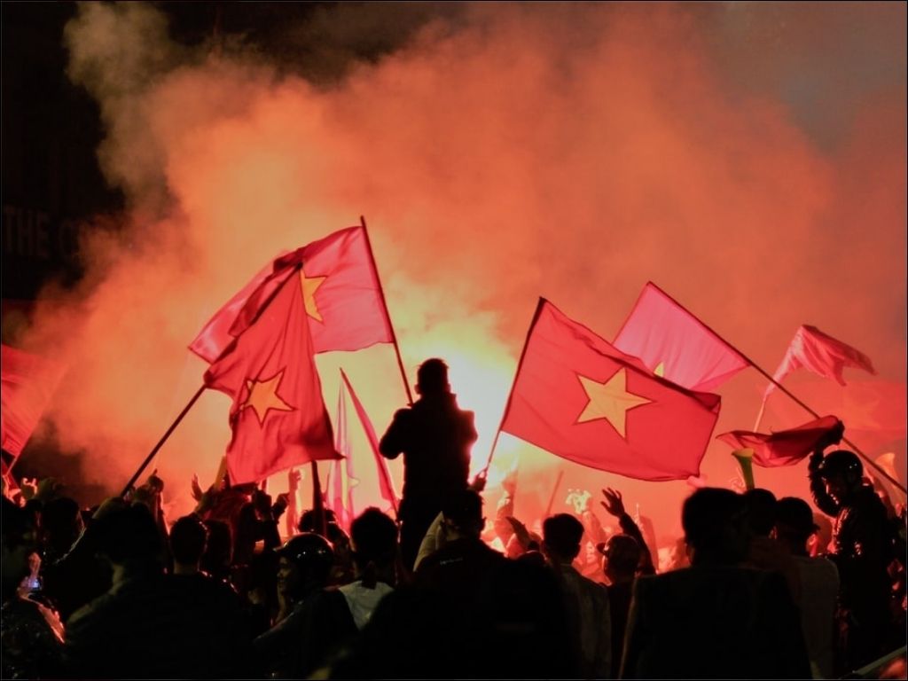 Lá cờ tung bay trên bục cao nhất là sự vinh quang