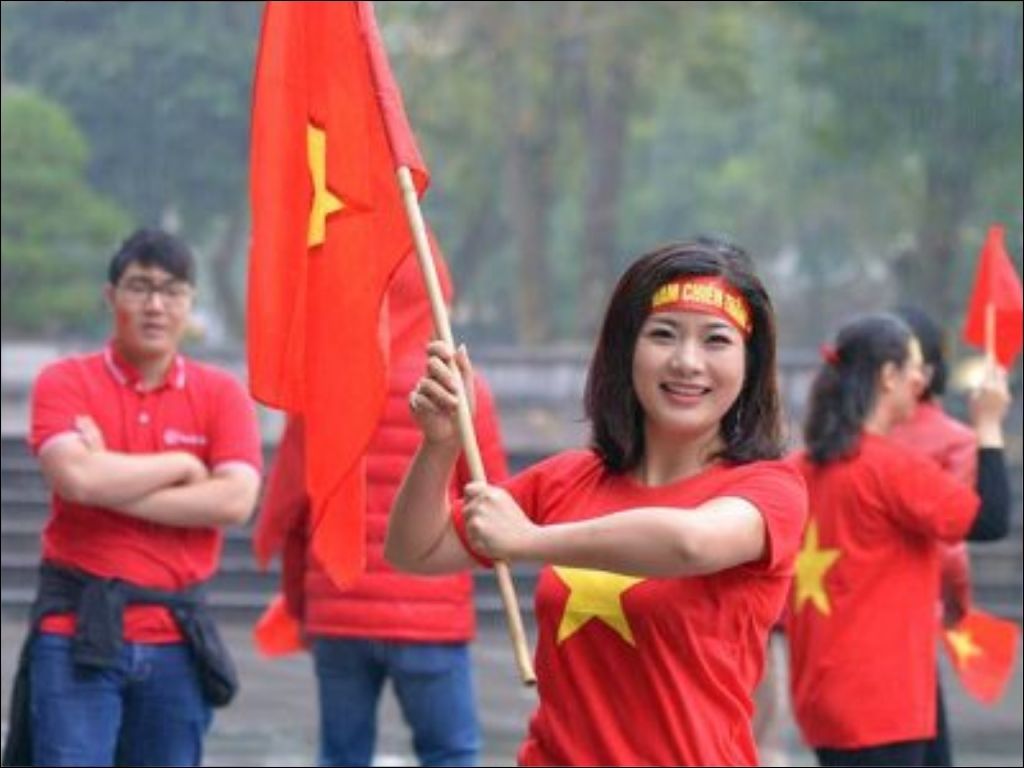 Một chiếc áo cổ vũ đội tuyển Việt Nam chất lượng có hình lá cờ