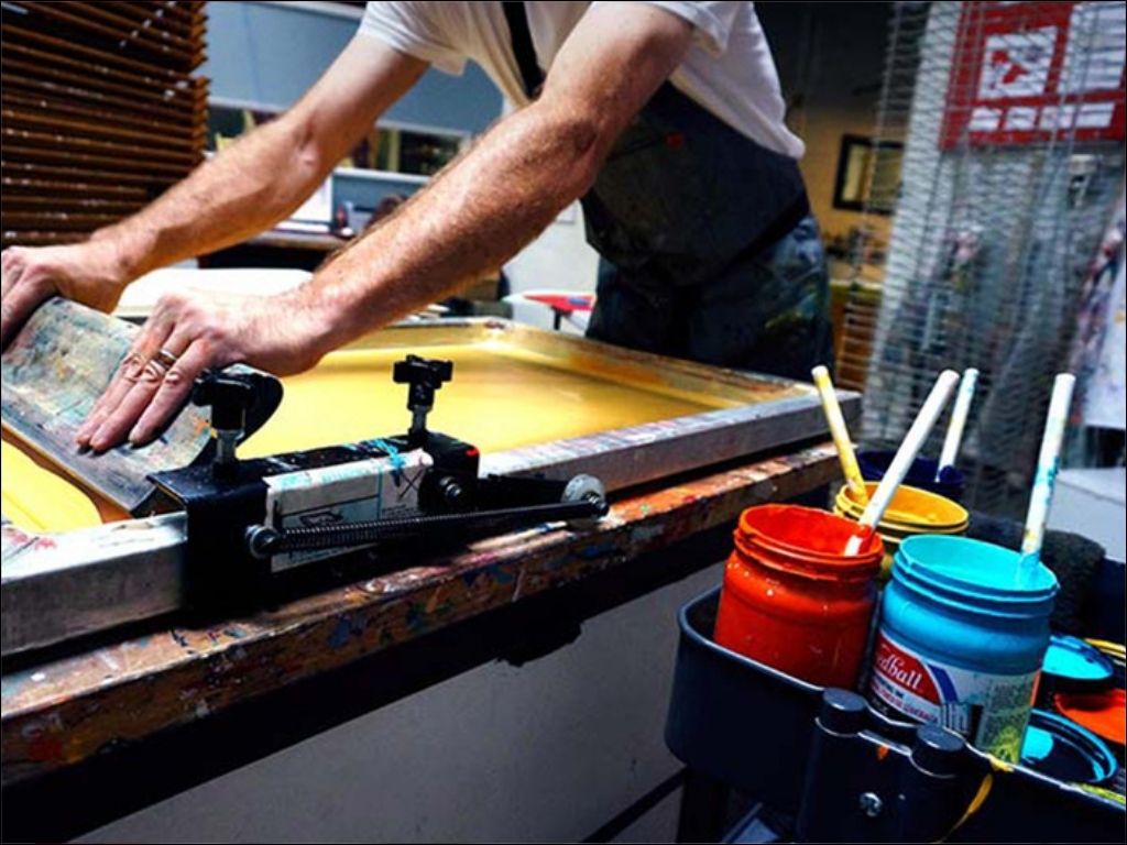 Cờ Việt Nam 2 màu giúp quá trình in ấn, đặc biệt là in lụa, trở nên dễ dàng