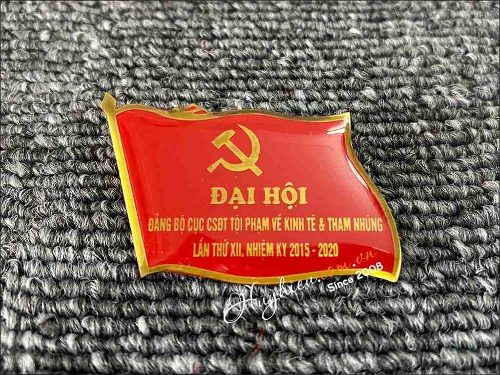 Huy hiệu cờ đảng cài áo cũng là một ứng dụng phổ biến và trang trọng
