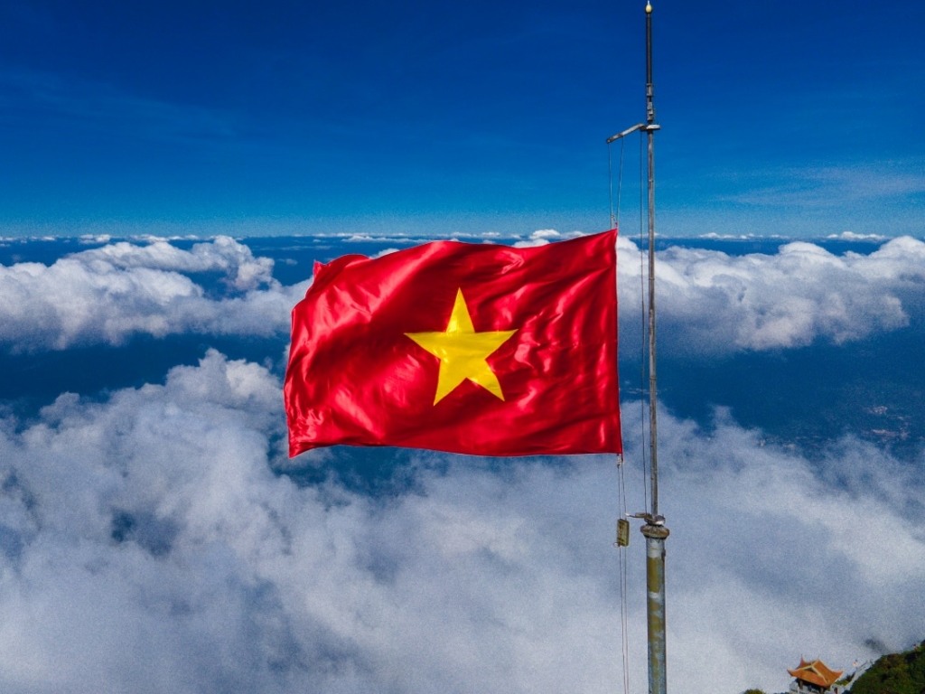 Cờ Việt Nam có đặc trưng với nền đỏ và ngôi sao vàng ở chính giữa