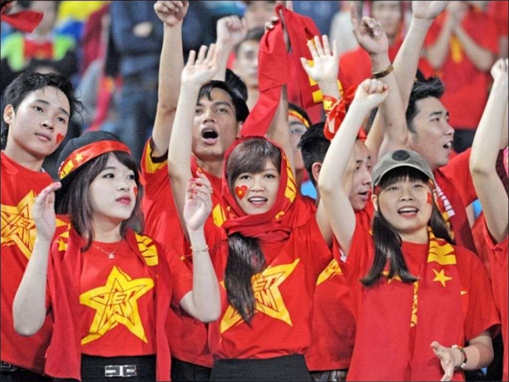 Cùng nhau mặc áo cờ đỏ sao vàng tạo nên một hình ảnh đồng bộ