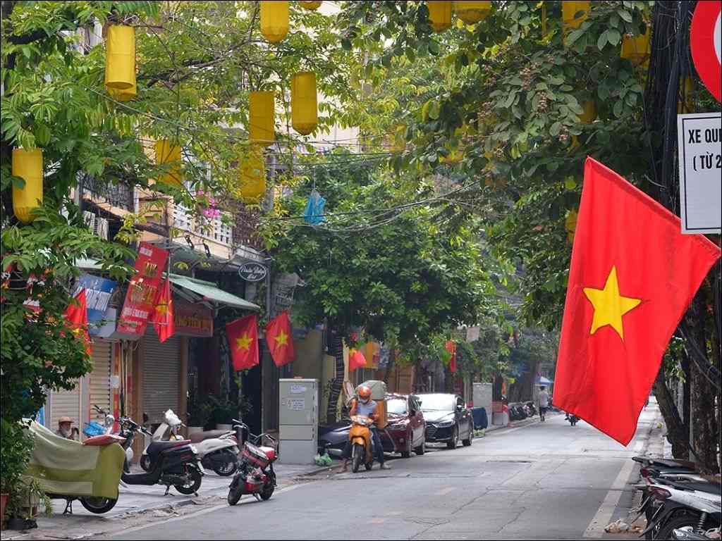 Mọi con đường đều rực rỡ sắc đỏ của lá cờ việt nam 2 9