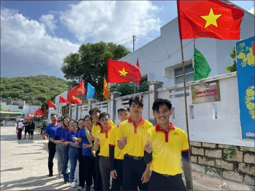 Lá cờ Việt Nam có nền đỏ tượng trưng cho máu của các anh hùng