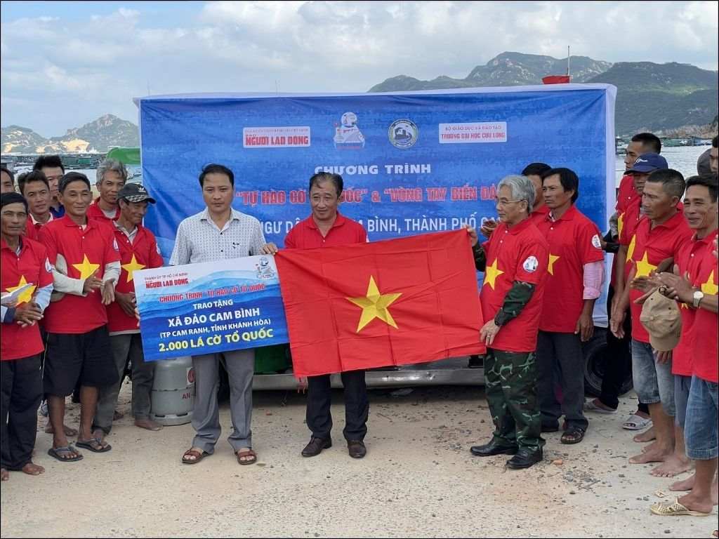 Nền cờ màu đỏ tượng trưng cho màu cờ Tổ quốc