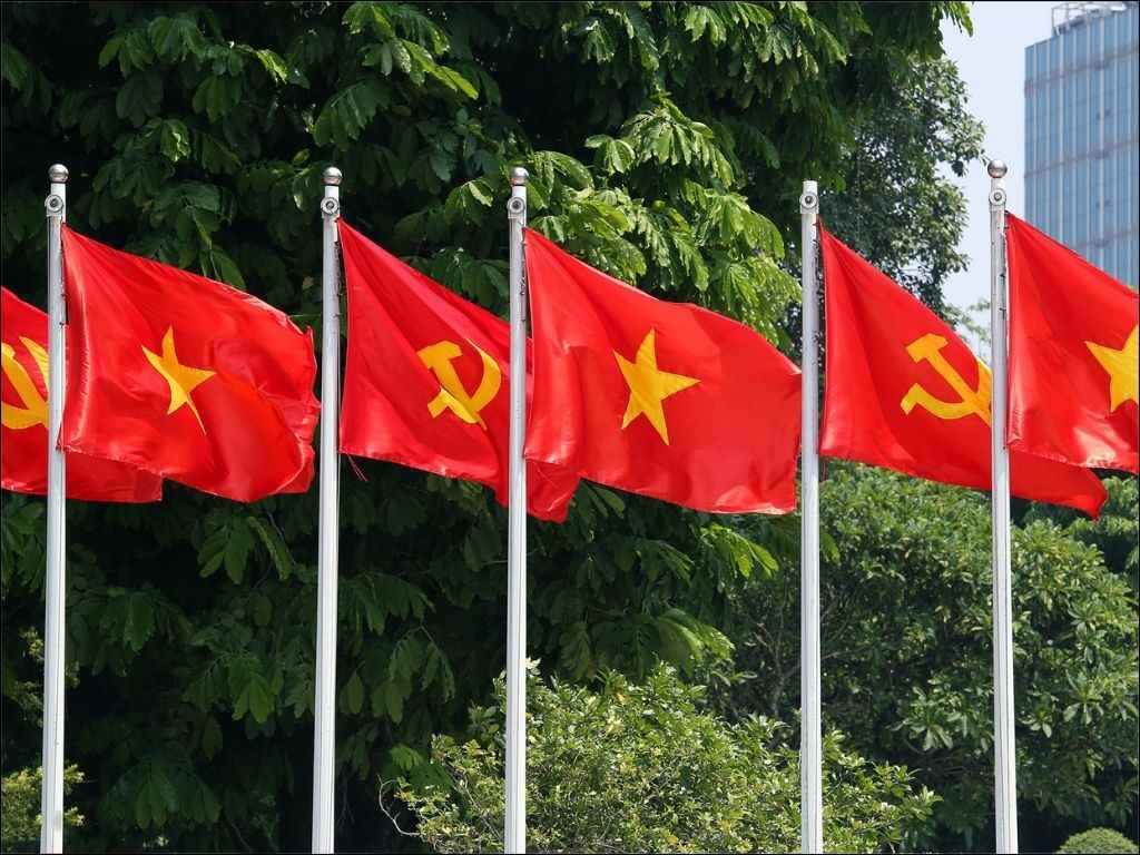 Hai lá cờ khi treo cạnh nhau phải có kích thước tương đương