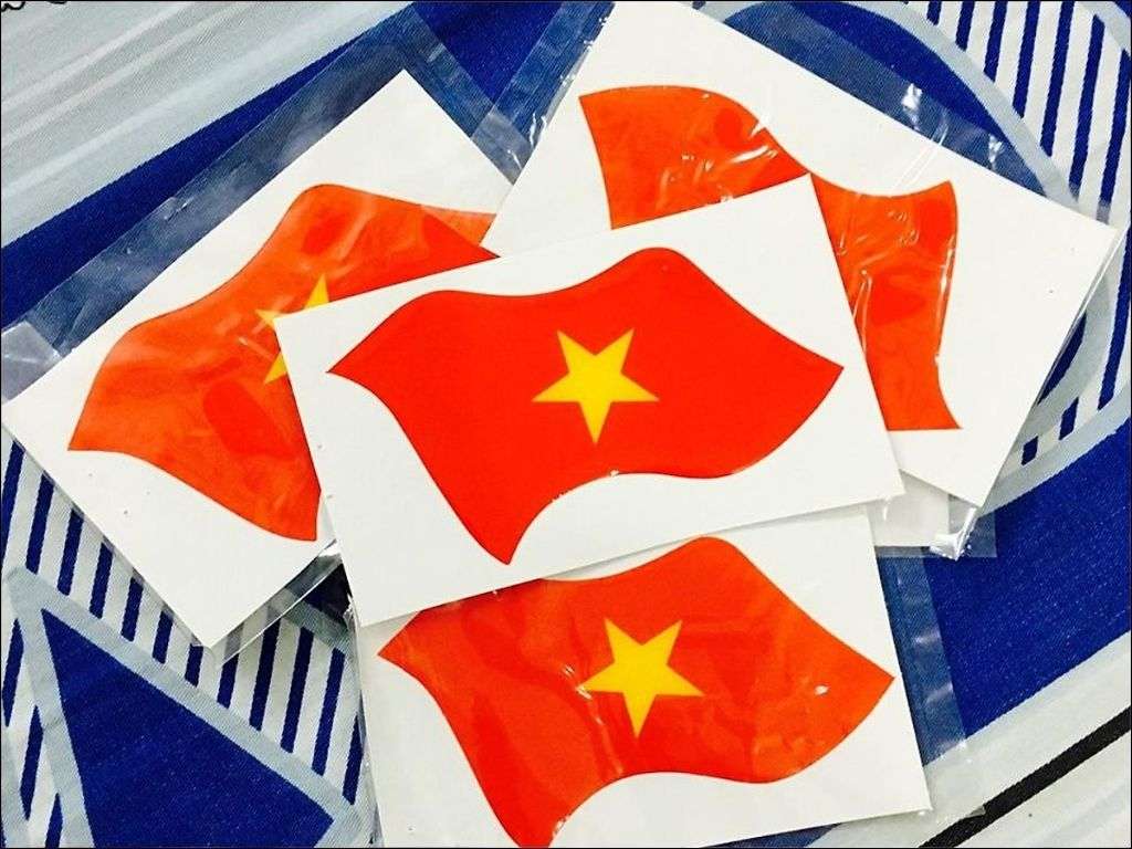 Loại decal cờ Việt Nam dán xe này chỉ in hình lá cờ