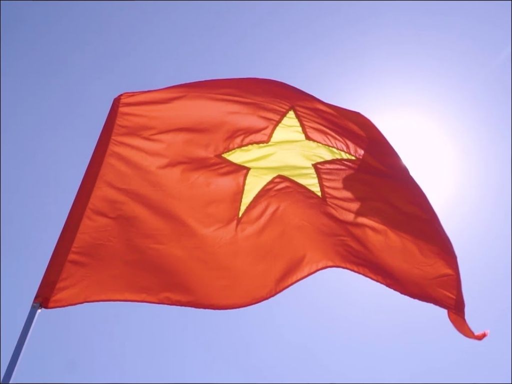 Hình ảnh lá cờ Việt Nam tung bay