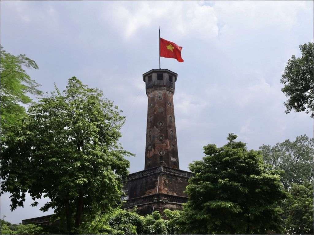 Hình ảnh lá cờ Việt Nam tung bay rợp trời thể hiện niềm vui chung