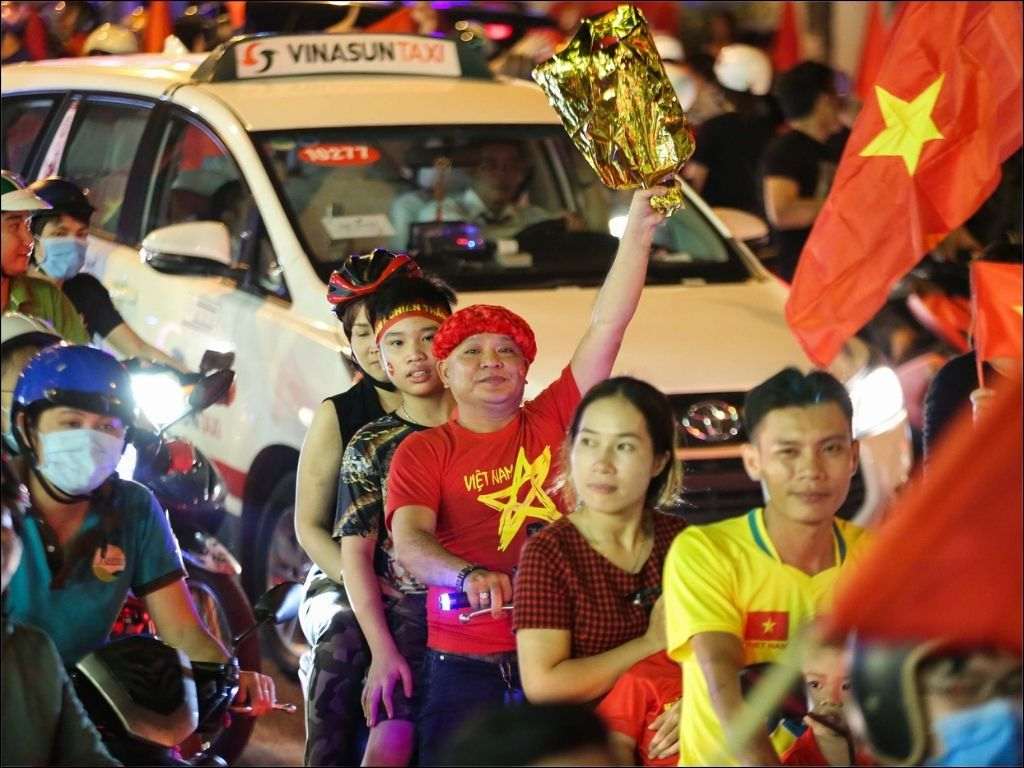 Decal dán mặt in hình lá cờ Việt Nam vô địch là cách bạn thể hiện tình yêu