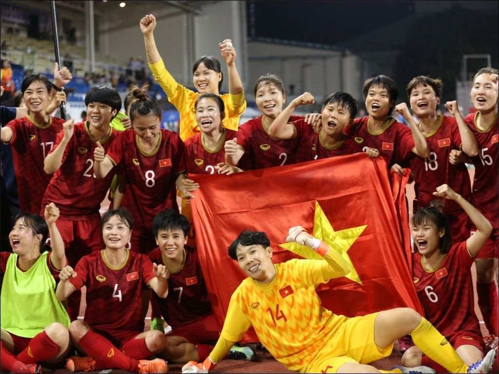 Cờ cầm tay hoặc cờ treo xe là công cụ khuấy động không khí