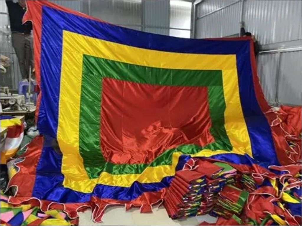 Đây là loại cờ lễ hội Việt Nam phổ biến và đặc trưng nhất