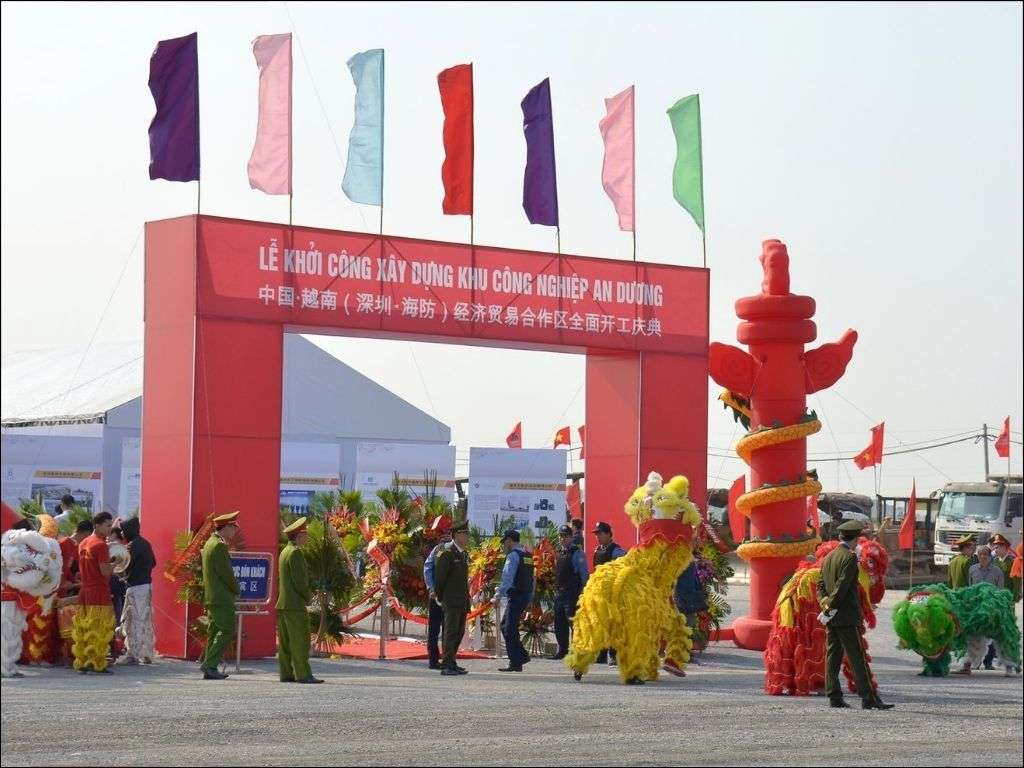 Loại cờ này có hình dáng dài, hẹp, phần đuôi nhọn