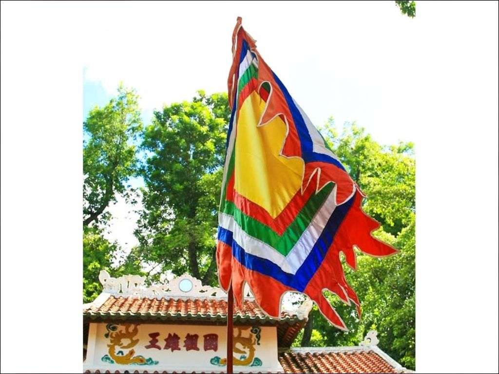 Mẫu cờ lễ hội Việt Nam này thường có hình vuông