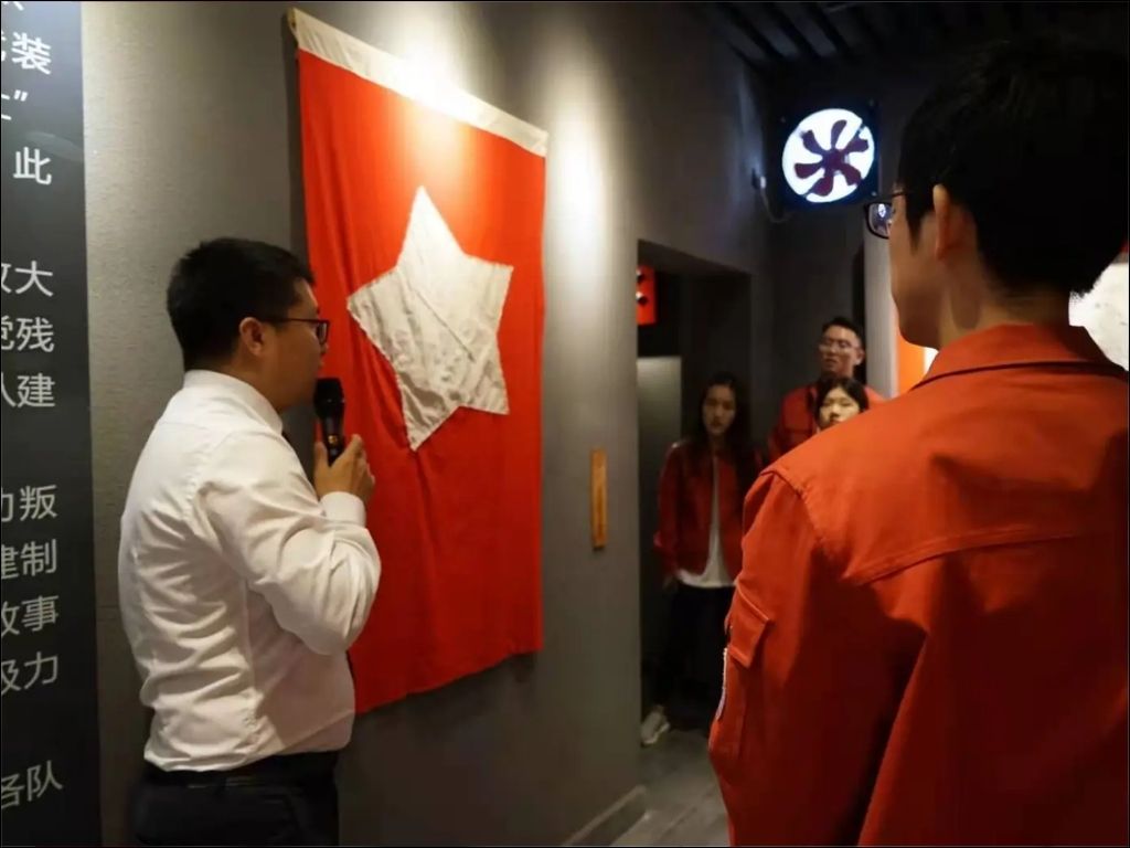 Treo cờ phúc kiến và cờ Việt Nam cùng nhau thể hiện sự hòa hợp văn hóa