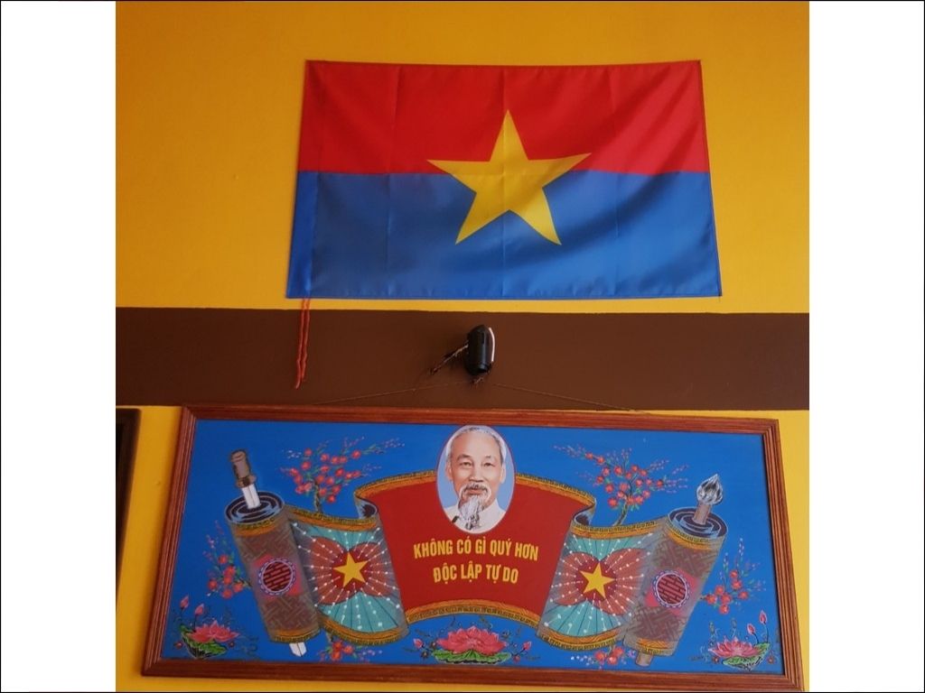 Tương tự Quốc kỳ, ngôi sao vàng ở trung tâm