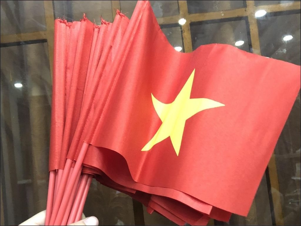 Cờ cầm tay, cờ để bàn thường là 14x21cm, 20x30cm.