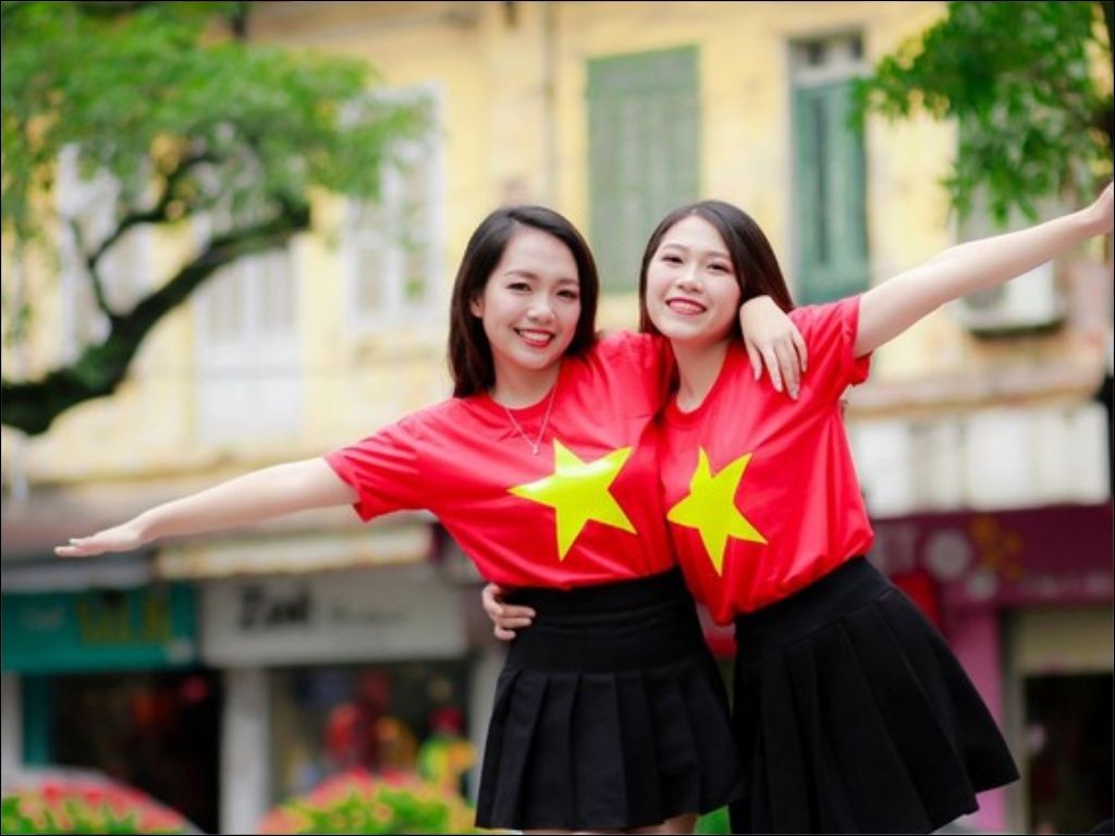 Logo thường được đặt ở những vị trí trang trọng như ngực trái áo