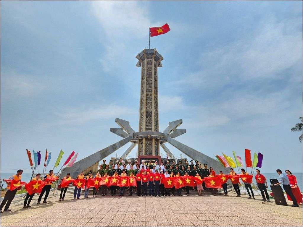 Logo có thể được in trên ngực trái