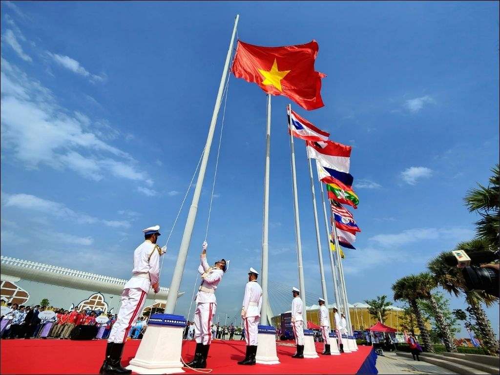 Lá cờ Tổ quốc Việt Nam còn là biểu tượng của một nước Việt Nam độc lập
