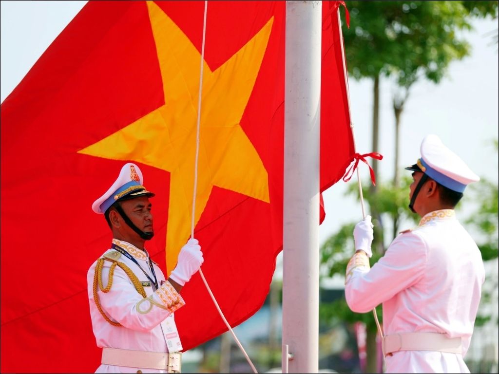 Bạn hãy luôn treo cờ ở những nơi trang trọng, sạch sẽ