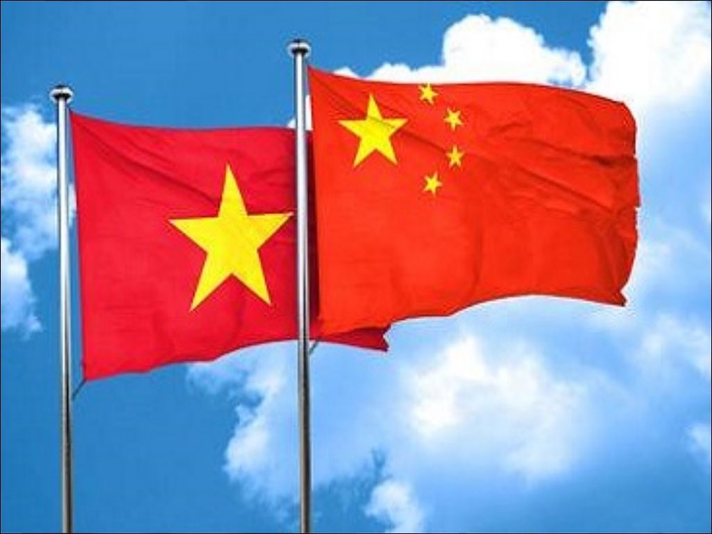Hai lá cờ khi treo cạnh nhau phải có kích thước treo bằng nhau