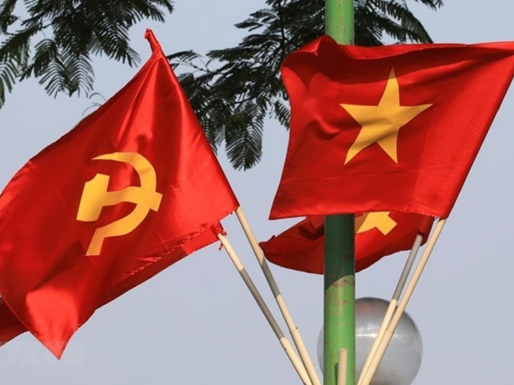 Cờ Cộng sản Việt Nam được đặt cạnh cờ Tổ quốc