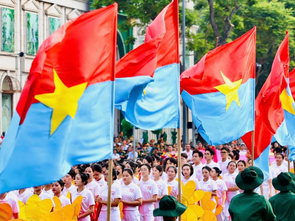 Cờ nửa xanh nửa đó là lá cờ Việt Nam hai màu được sử dụng từ năm 1969 - 1975