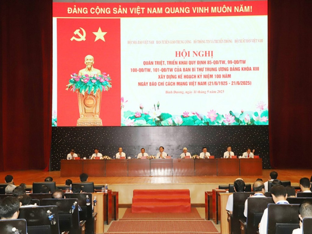 Bạn cần đặt hình ảnh cờ Đảng Cộng sản Việt Nam ở vị trí trang trọng