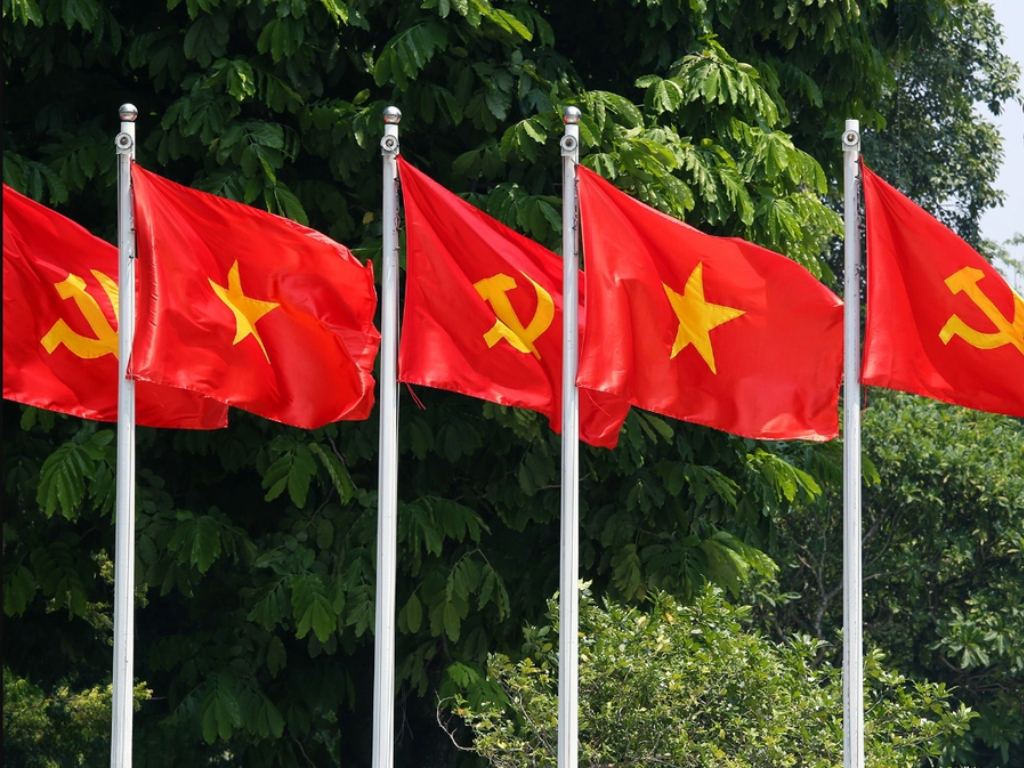 Bạn cần dùng cờ Đảng phẳng phiu, sạch sẽ khi trang trí cho các sự kiện