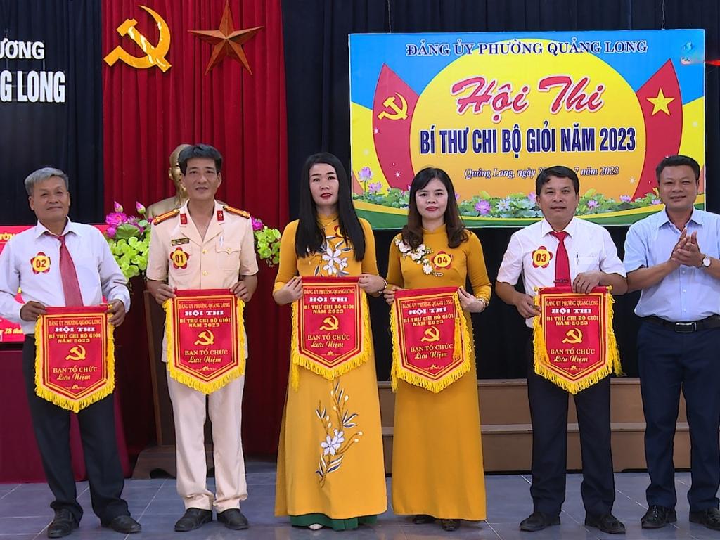 Hình ảnh lá cờ Đảng Cộng sản Việt Nam được in trên cờ lưu niệm