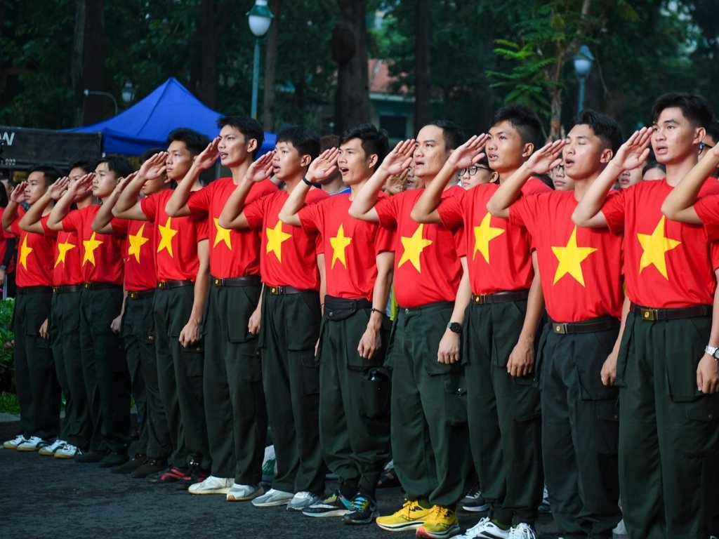 Bạn nên chọn áo cờ đỏ sao có form dáng vừa vặn để đảm bảo tính thẩm mỹ