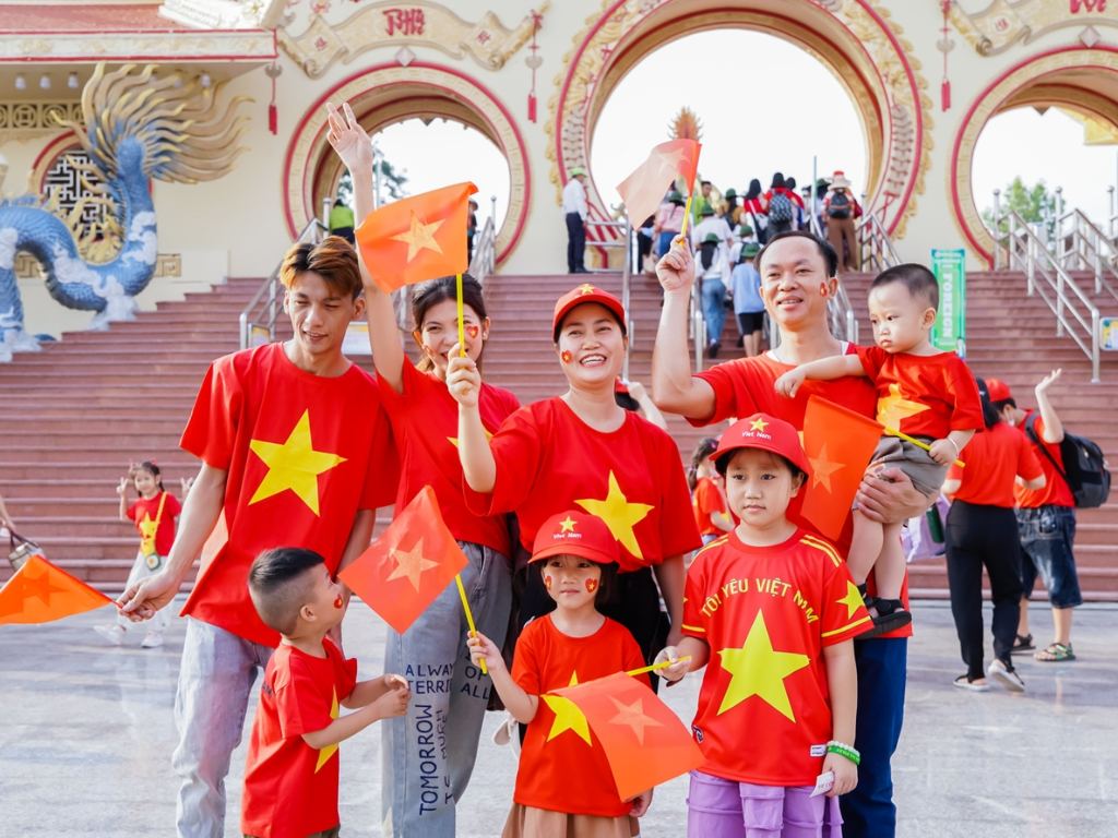 Cả gia đình mặc áo cờ đỏ sao vàng đi chơi dịp lễ 30.4