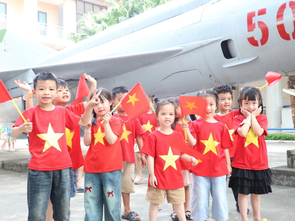 Áo cờ đỏ sao vàng cho các bé có hình in sắc nét và bề mặt phẳng mịn