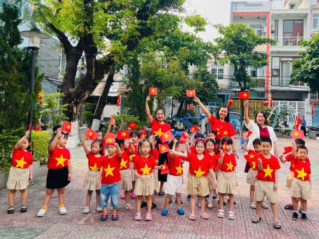 Cách phối đồ xinh xắn với áo thun cờ đỏ sao vàng cho bé trai và bé gái