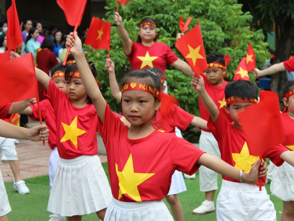 Việc lựa chọn kỹ áo cờ đỏ sao vàng cho bé giúp đảm bảo sự thoải mái khi vận động