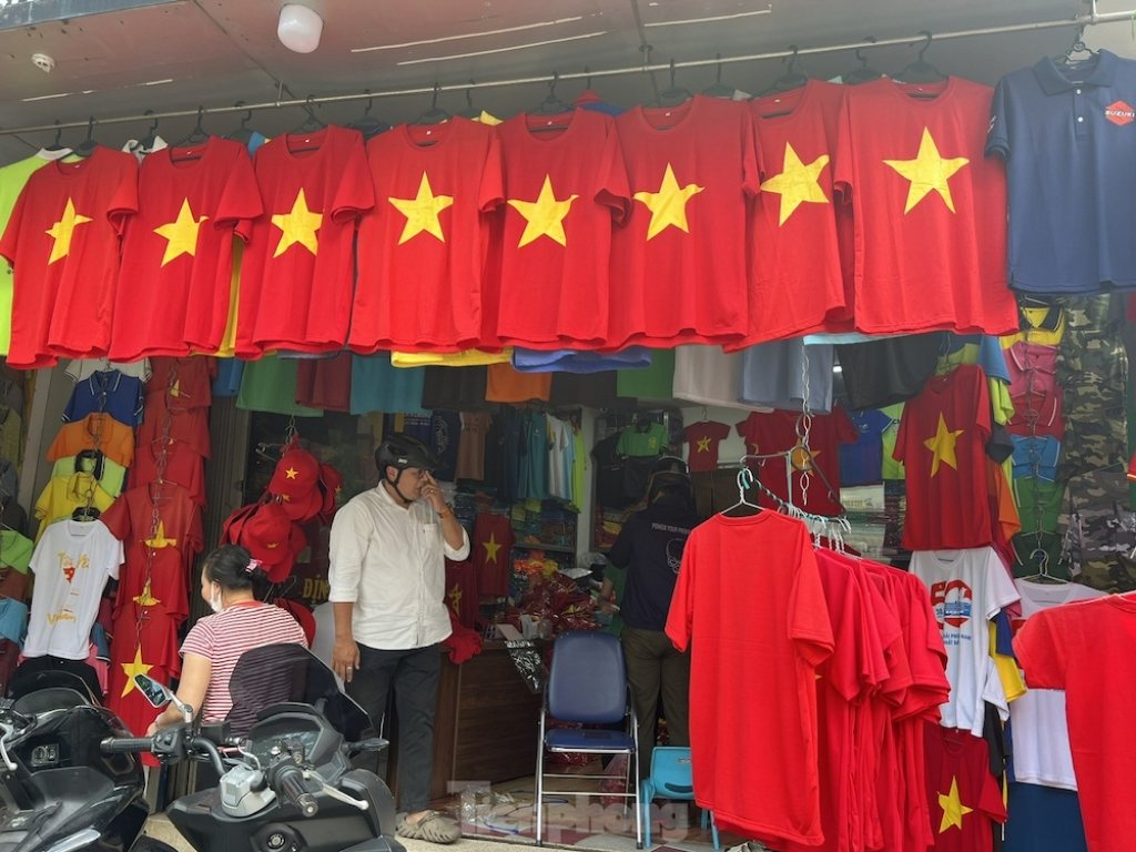 Mua áo cờ đỏ sao vàng ở đâu Hà Nội tiện lợi? Câu trả lời là các cửa hàng bán lẻ