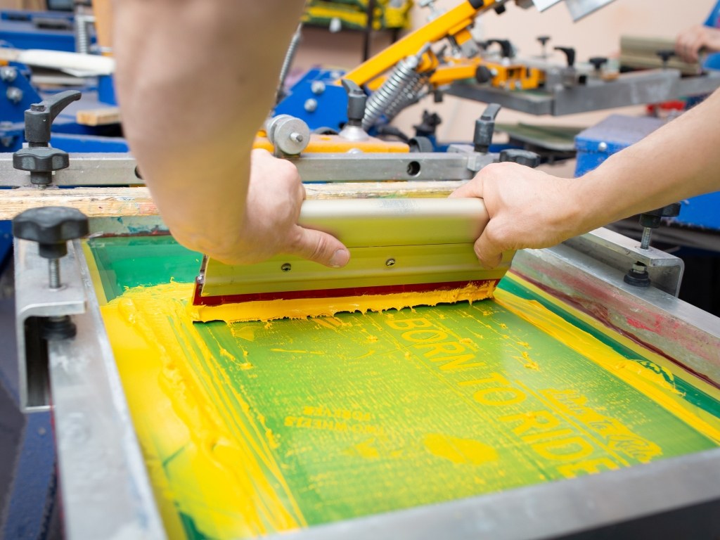 Kỹ thuật in lụa giúp tối ưu chi phí khi đặt áo thun cờ đỏ sao vàng số lượng lớn