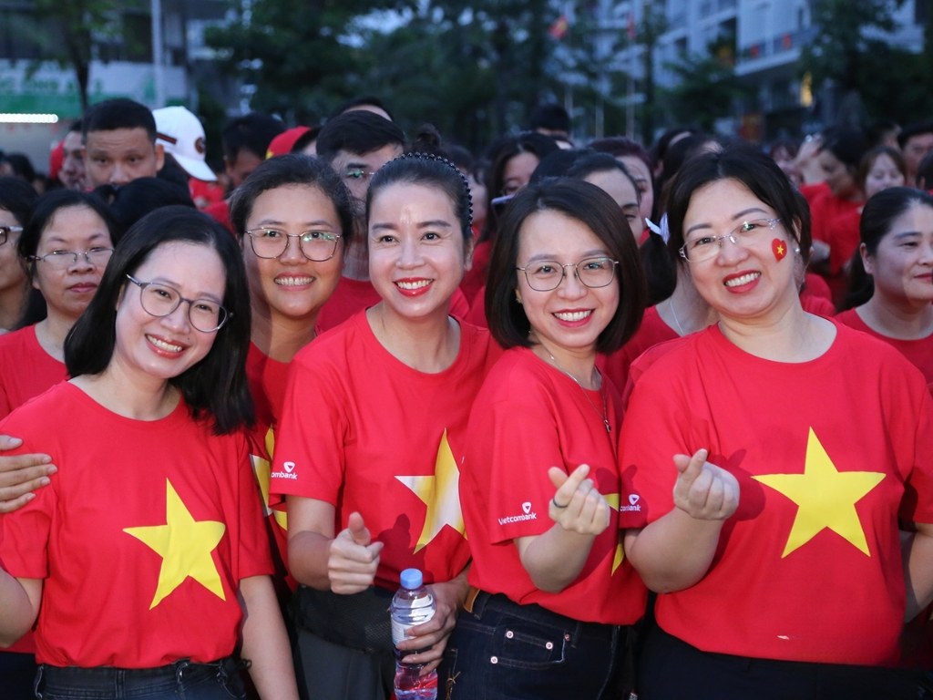 Bạn nên chọn áo thun cờ đỏ sao vàng có phom dáng vừa vặn với cơ thể