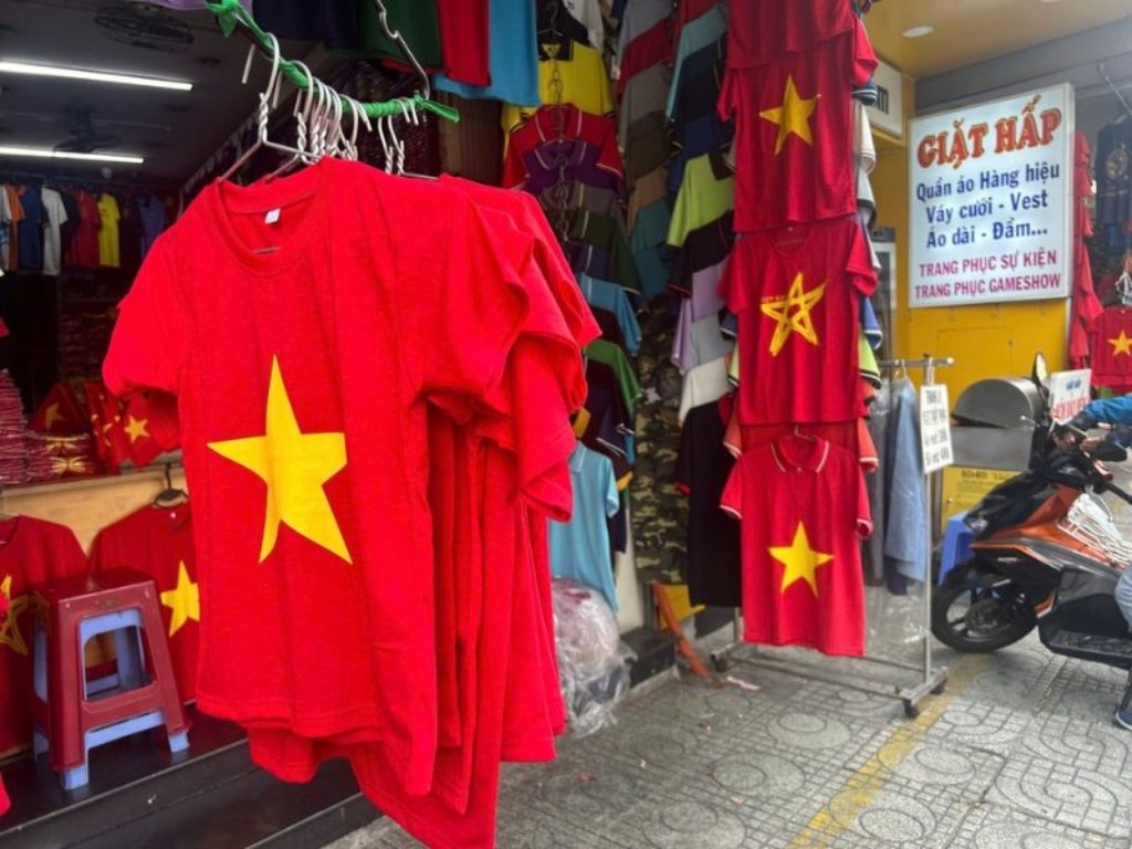 Cửa hàng bán lẻ là kênh mua áo cờ đỏ sao vàng ở TPHCM phổ biến