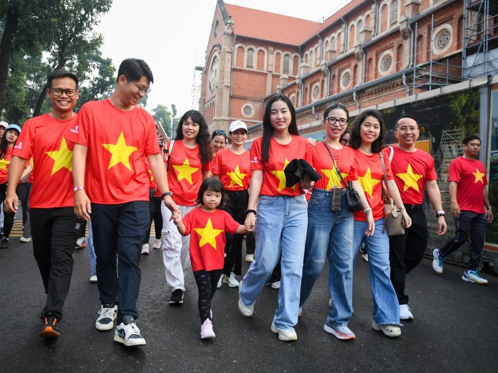 Áo cờ đỏ sao vàng cổ tròn dễ dàng phù hợp với mọi lứa tuổi